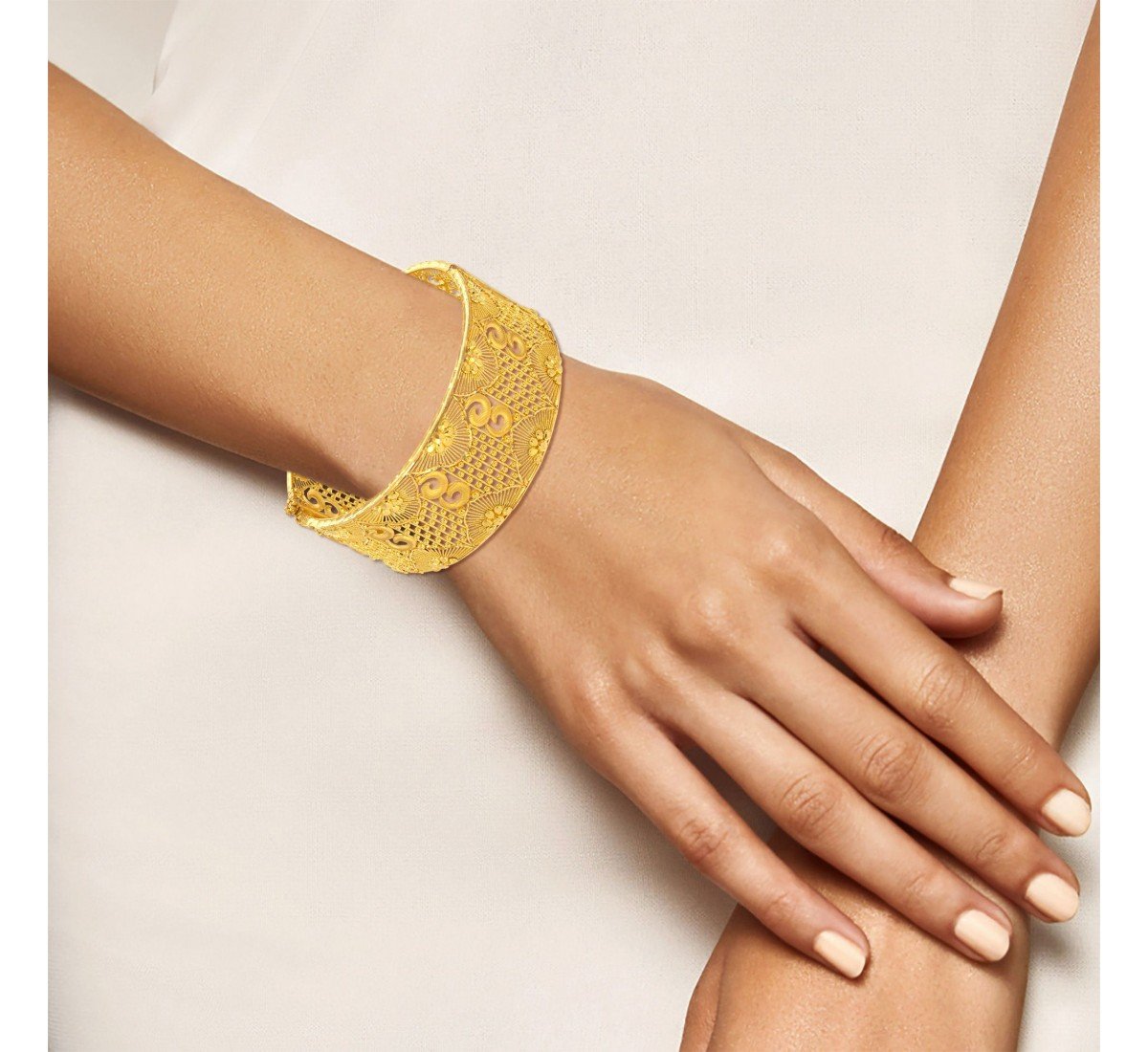Lustrous Gold Chur Bangle
